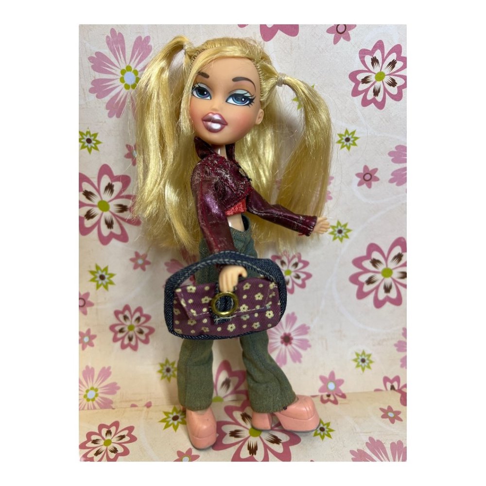 Vintage 2001 Bratz Cloe Doll Long Blonde Hair Blue Eyes Fashion Doll